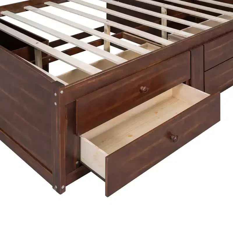 Letto matrimoniale in legno con numerosi vani portaoggetti